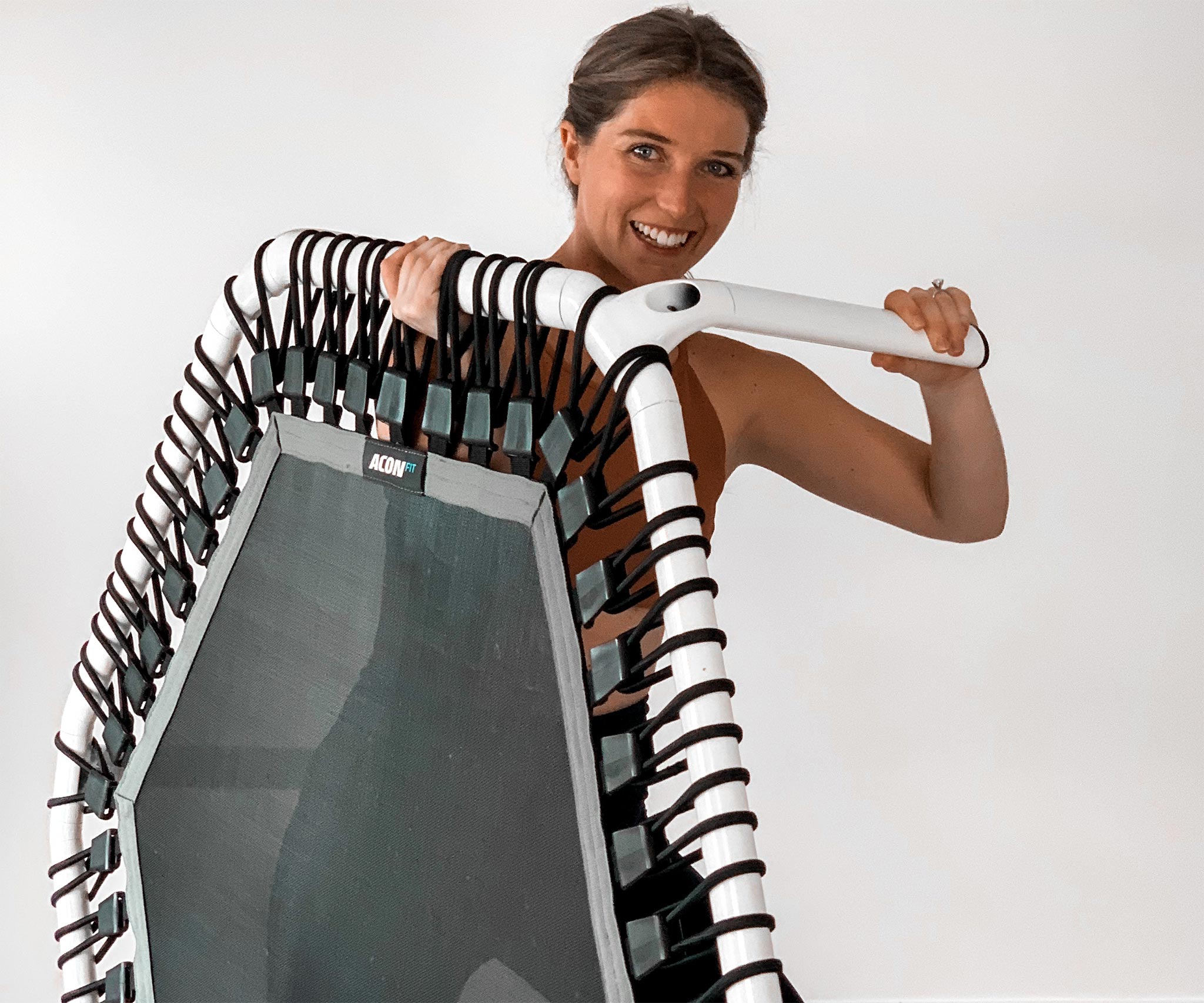 Sosiaalisen median vaikuttaja Sydney Ross ja fitness trampoliini