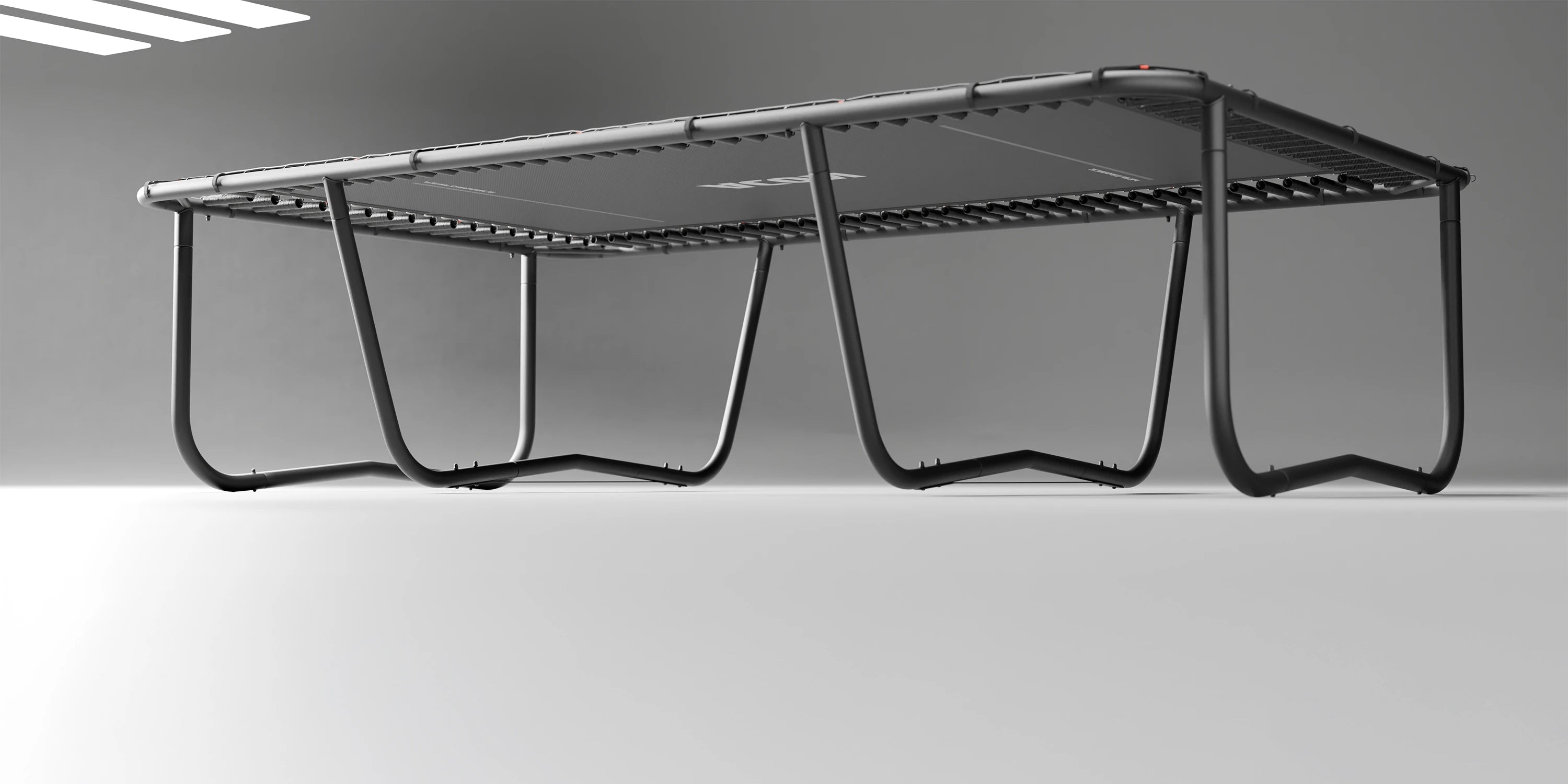 Acon 13 HD Pro -trampoliini alaviistosta nähtynä.