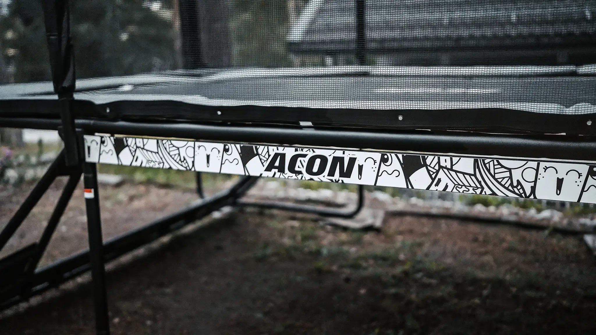 Acon X kuvioitu trampoliinin reuna kuvattuna läheltä.
