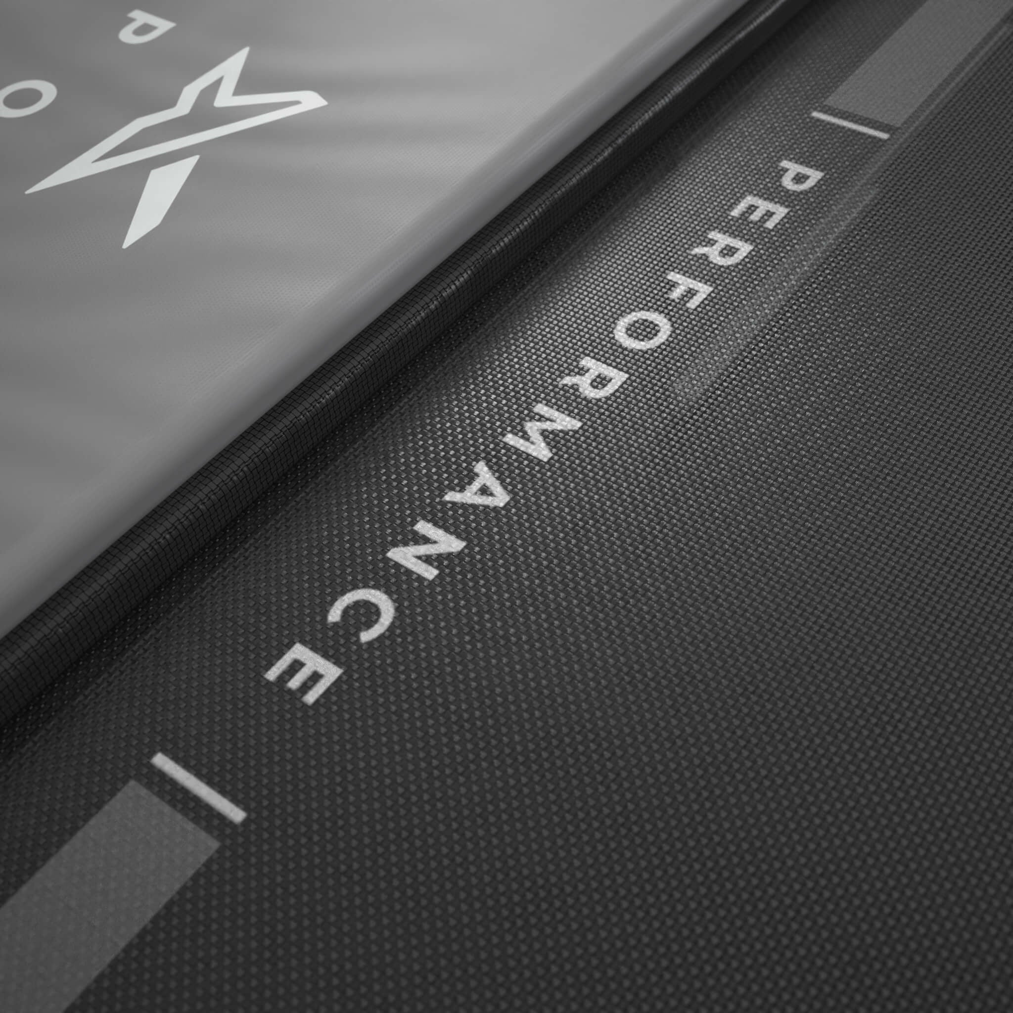 Lähikuva Acon Performance Matin suojapehmusteesta, johon on painettu sana "performance".