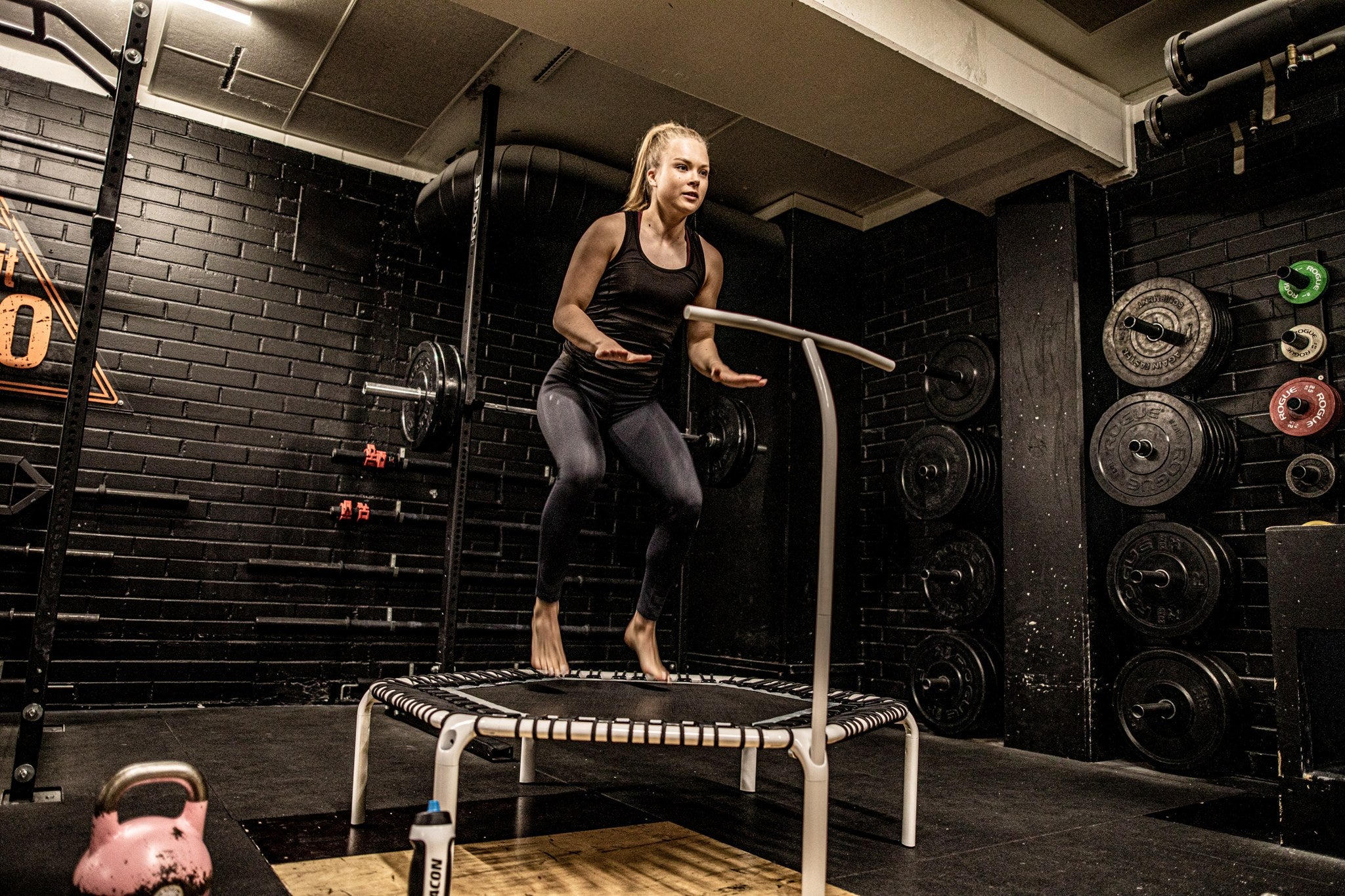 Nainen harrastamassa trampoliinikuntoilua salilla