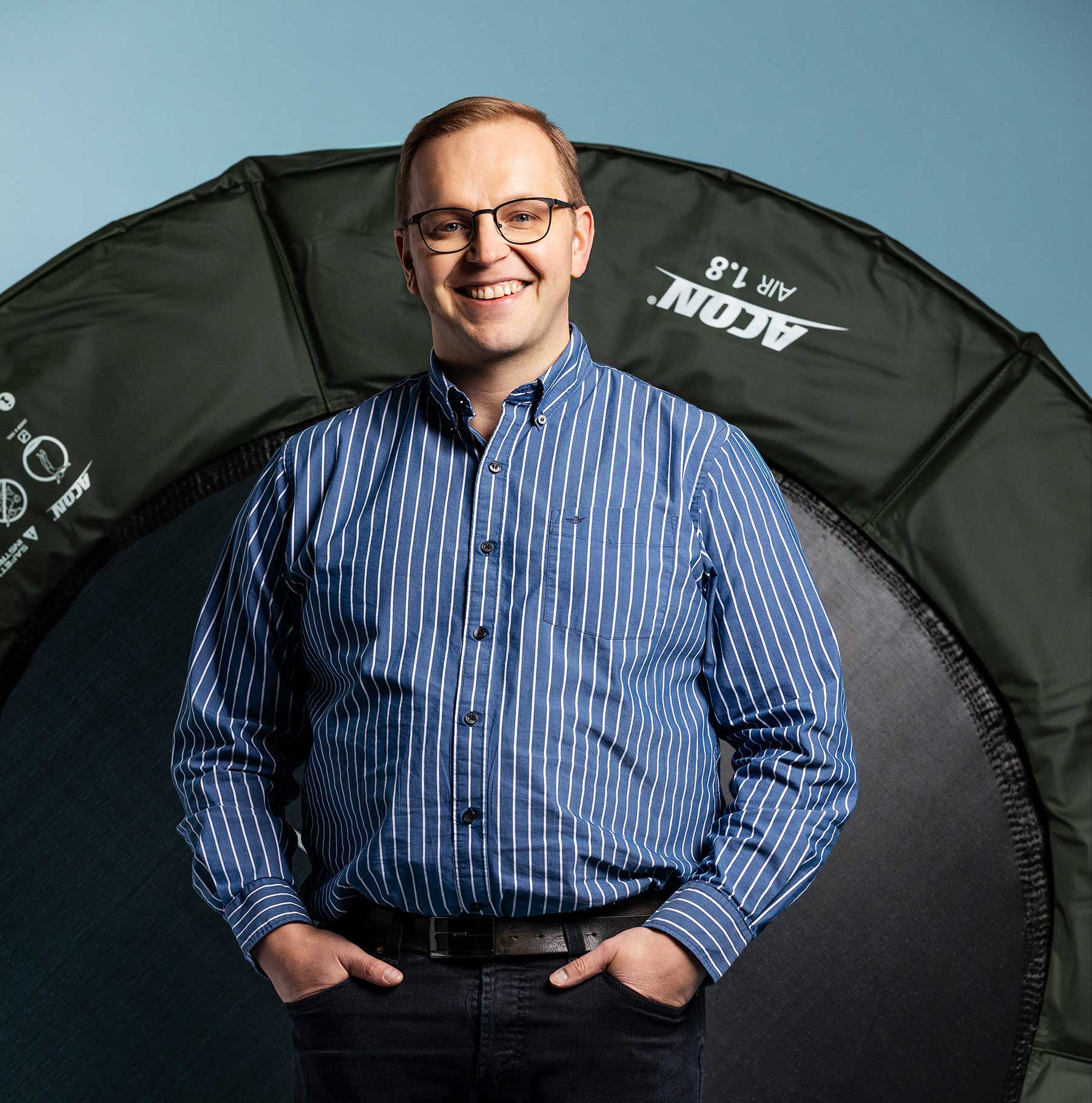 ACONin R&D Director Markus Lohi. Taustalla näkyy osittain ACON trampoliini reunapehmusteineen. 