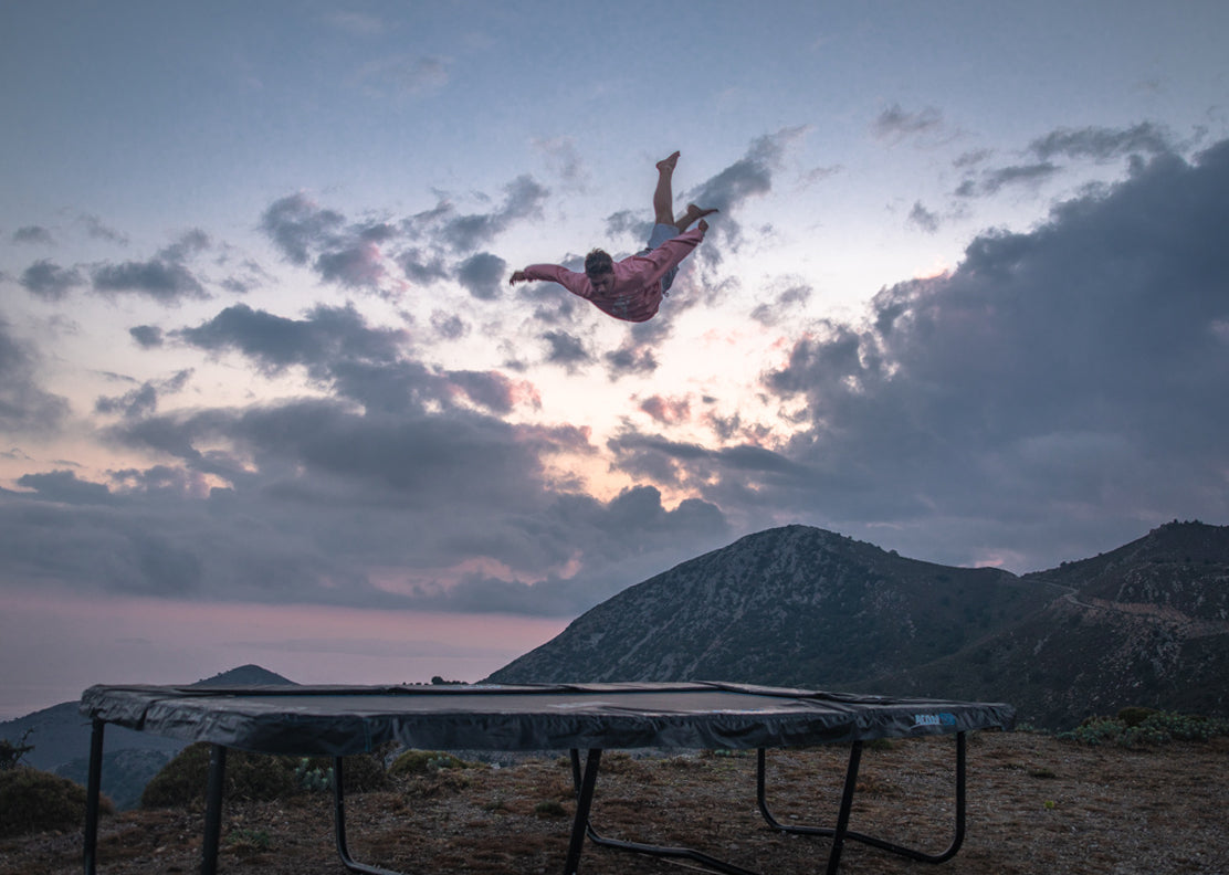 Taitava hyppy korkealle Acon 16HD trampoliinilla, kreikkalaisessa maisemassa