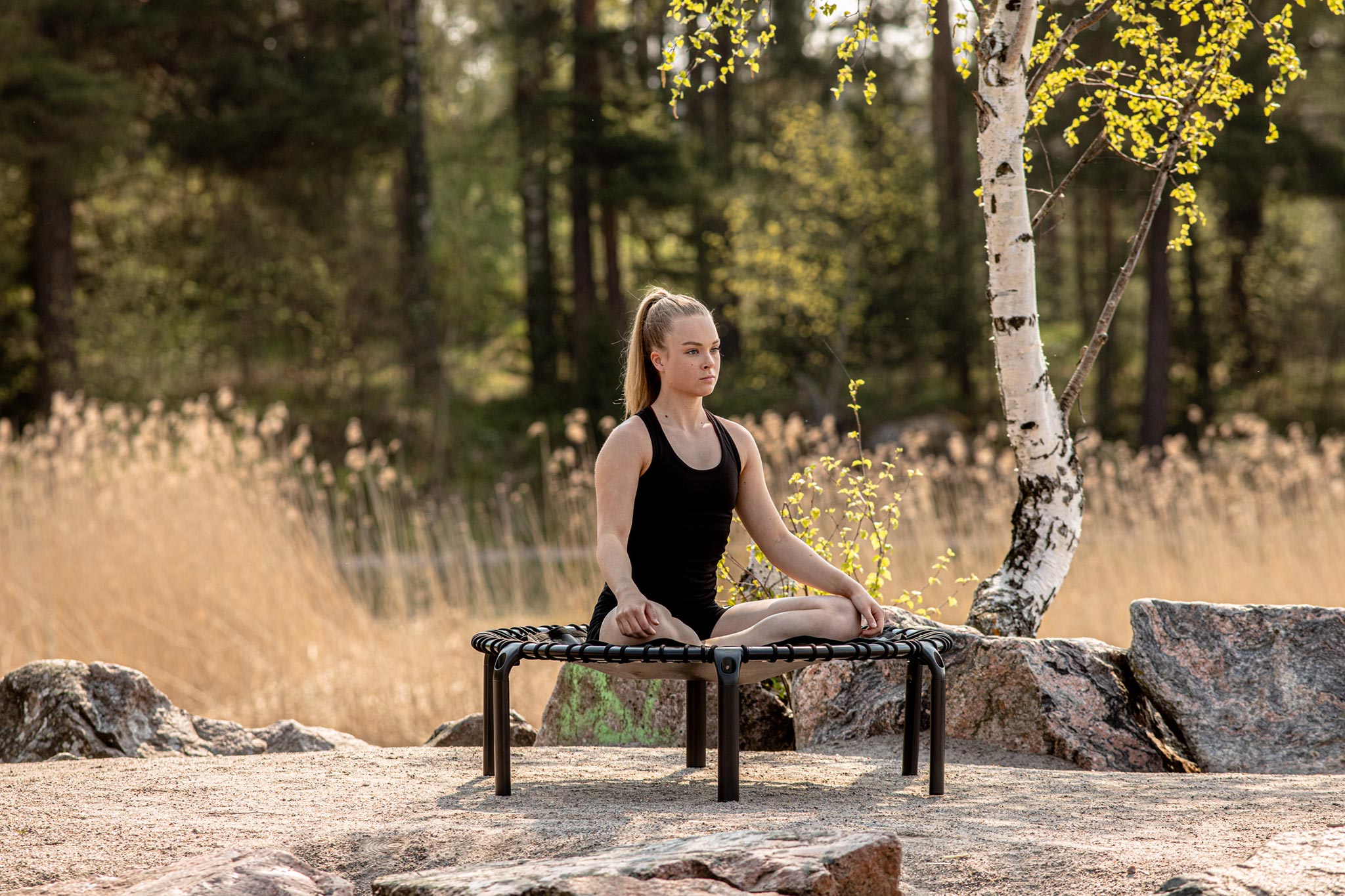 Joogaa ulkona fitness-trampoliinilla