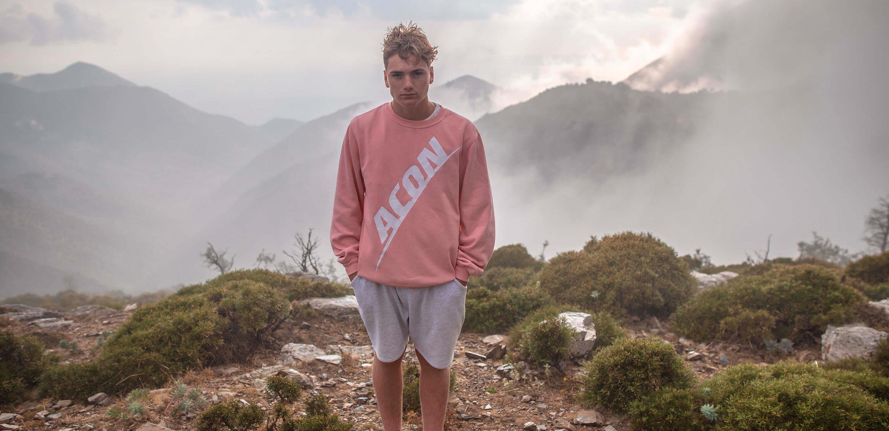 Trampolinisti kreikkalaisessa maisemassa ACON -paita ja -shortsit