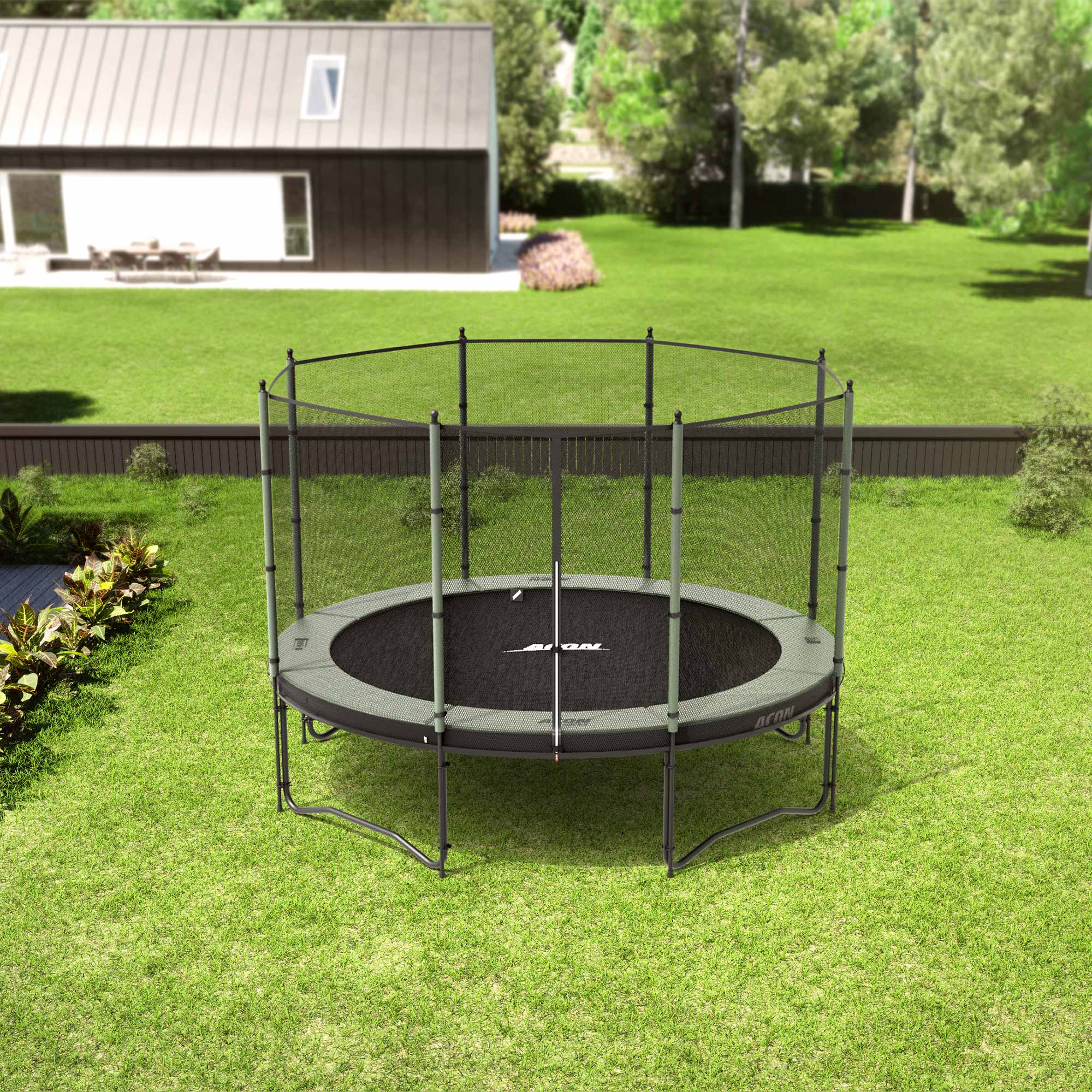 ACON Air 3,7m trampoliini Standard turvaverkolla takapihalla.