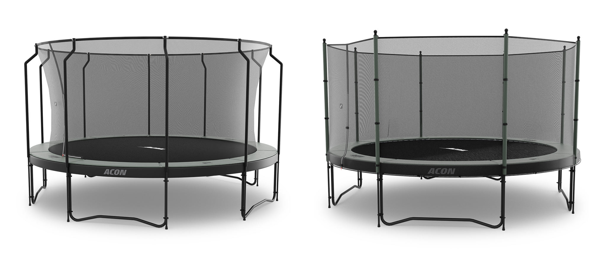 Kaksi ACON 4,6m trampoliinia turvaverkolla valkeaa taustaa vasten. Vasemmalla olevassa trampoliinissa on jousien sisäpuolelle asennettu premium-turvaverkko. Oikealla olevassa trampoliinissa on standard-turvaverkko.