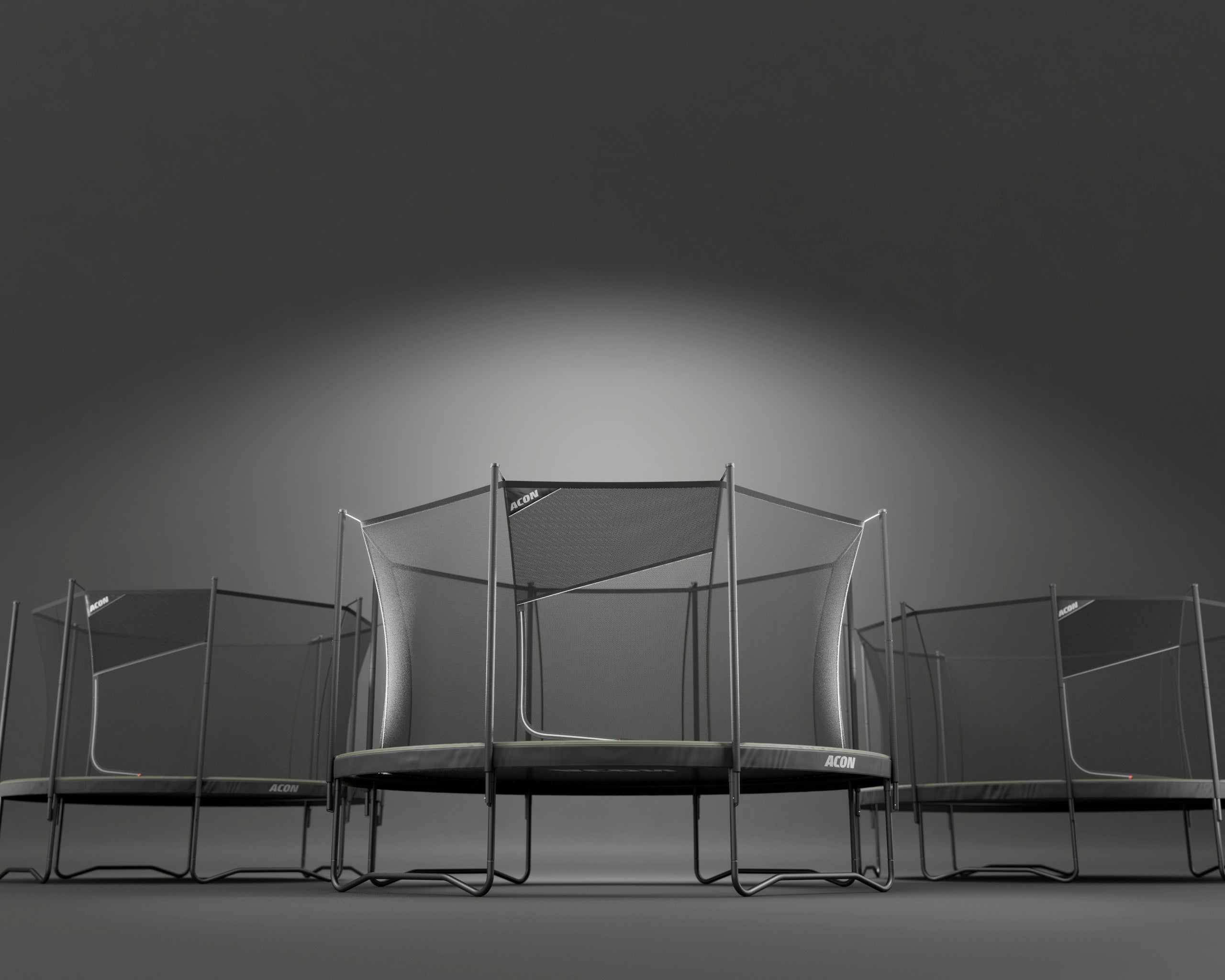 Kolme Acon Air -trampoliinia tummalla taustalla.