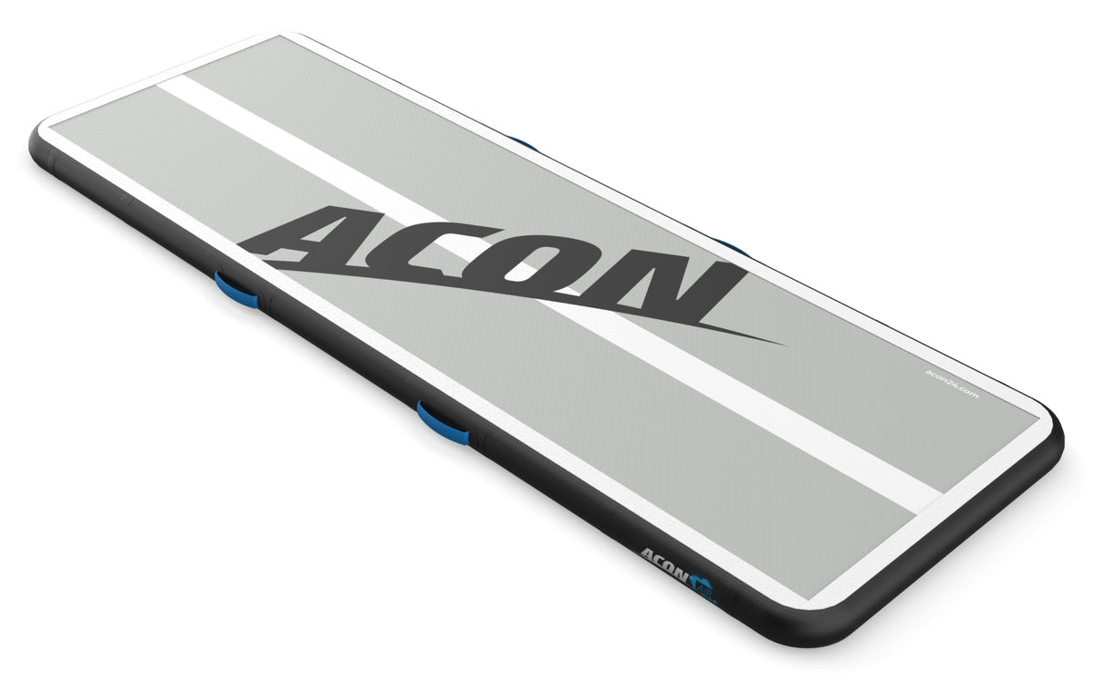 ACON Airtrack 3m valkoista taustaa vasten. Airtrackin värit ovat musta, harmaa ja valkea, ja sen päällä on suuri ACON logo