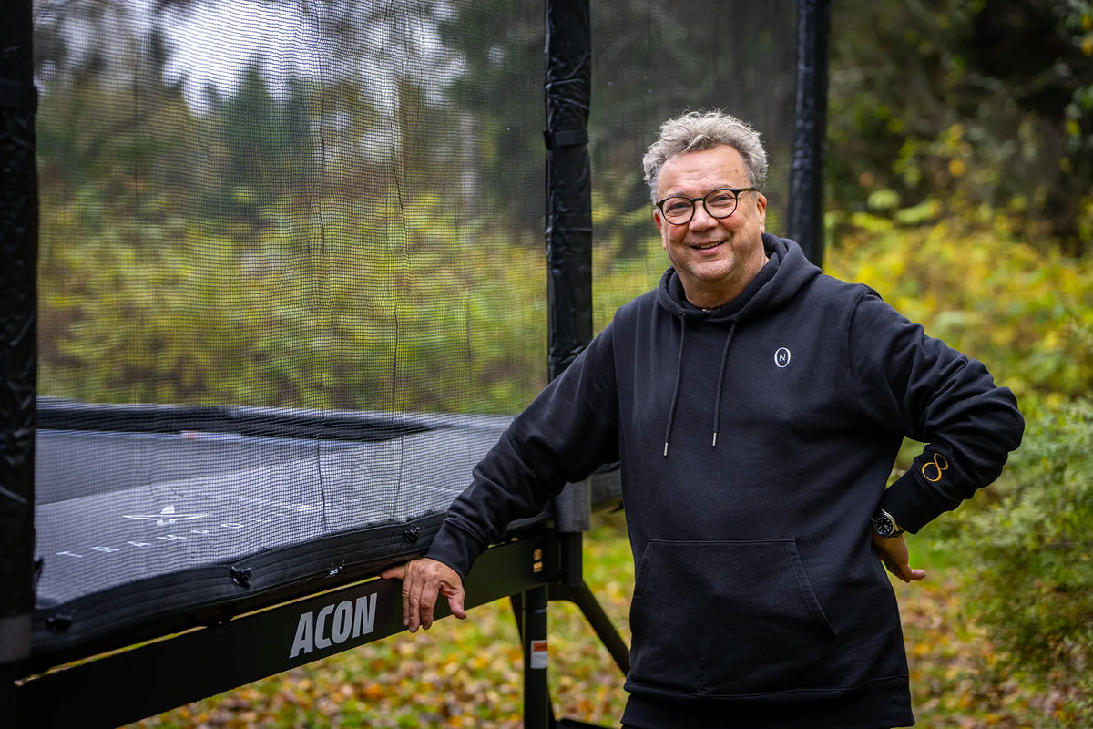 Videon esikatselukuva: ACONin ensimmäinen asiakas, taikuri Simo Aalto, muistelee 30 vuoden takaista tapahtumaa ACON-trampoliinin vierellä.