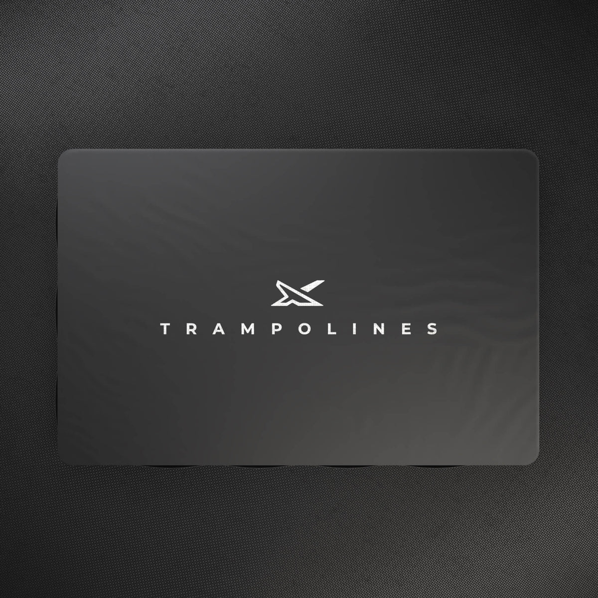 Musta Acon X alastulopatja, X trampolines -logo päällä.