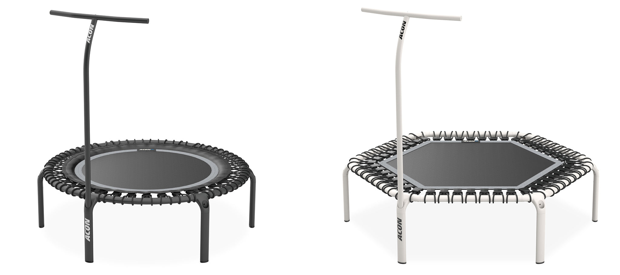Kaksi ACON fitness trampoliinia kahvatangoilla. Vasemmalla puolella oleva fitness trampoliini on pyöreä musta ja oikealla oleva on valkoinen hexagon.