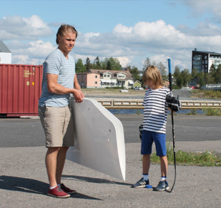 Mikael Granlund ja jääkiekkomailaa pitelevä lapsi