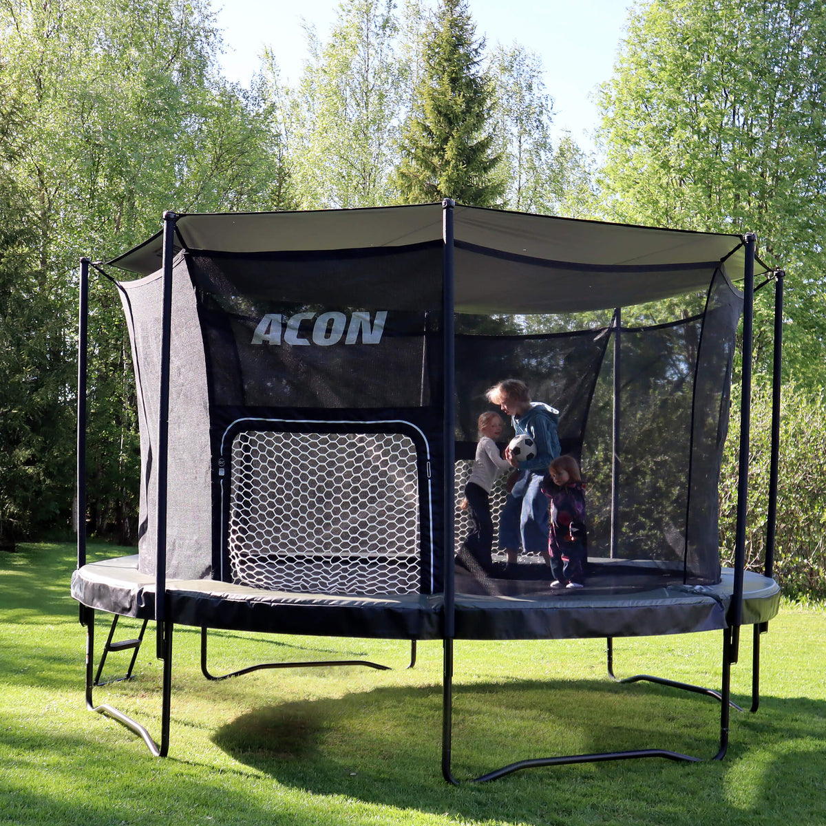 Acon Air Aurinkosuoja Acon Air -trampoliinissa, musta puoli ylöspäin.