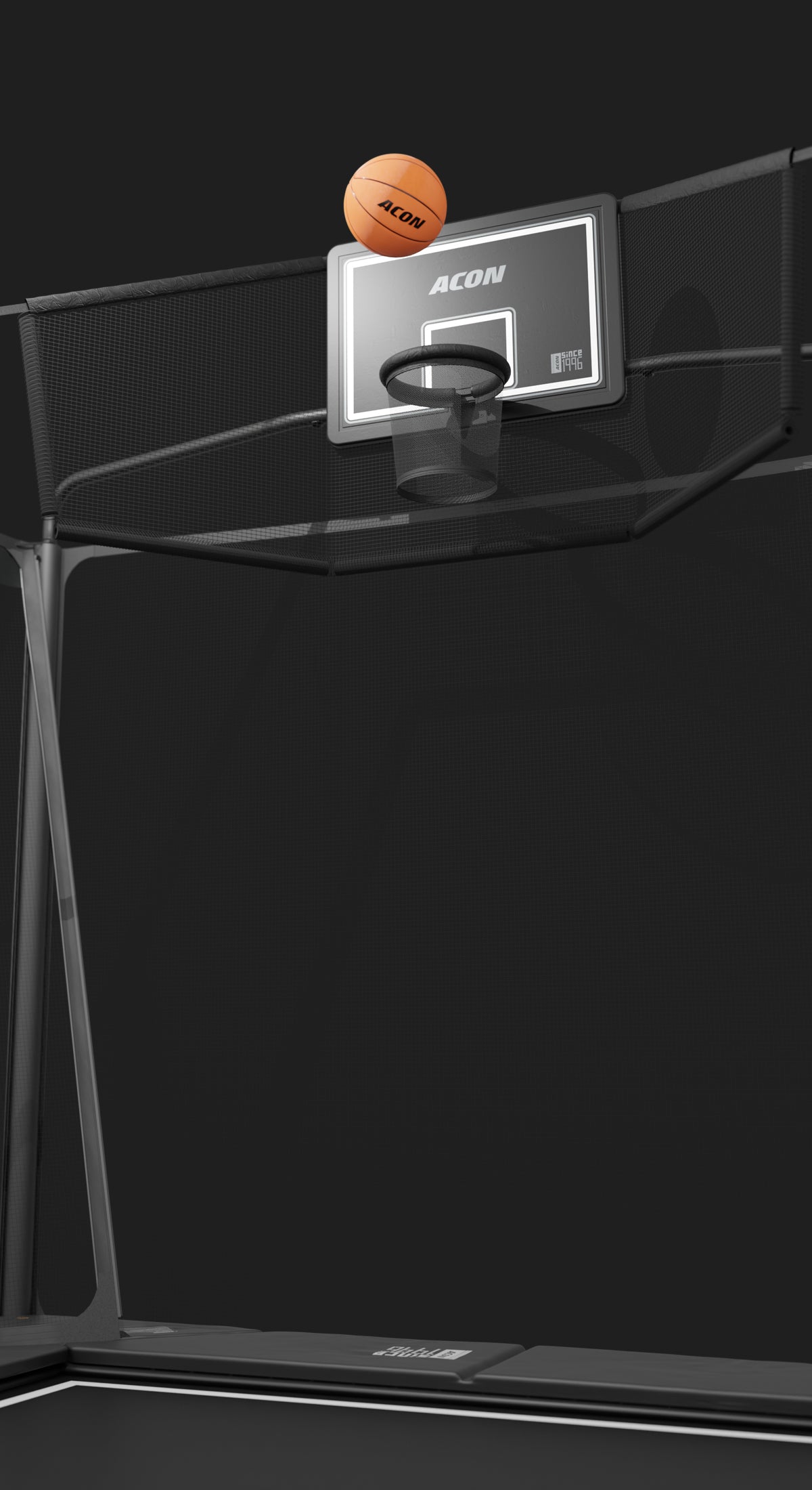 Acon X -trampoliinin koripallokori ja koripallo mustalla taustalla.