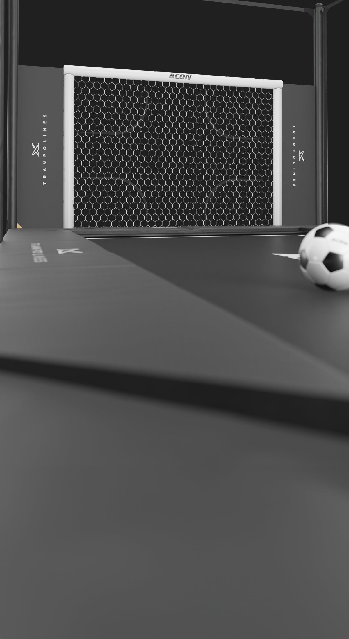 Acon X -trampoliinin jalkapallomaali ja jalkapallo mustalla taustalla.