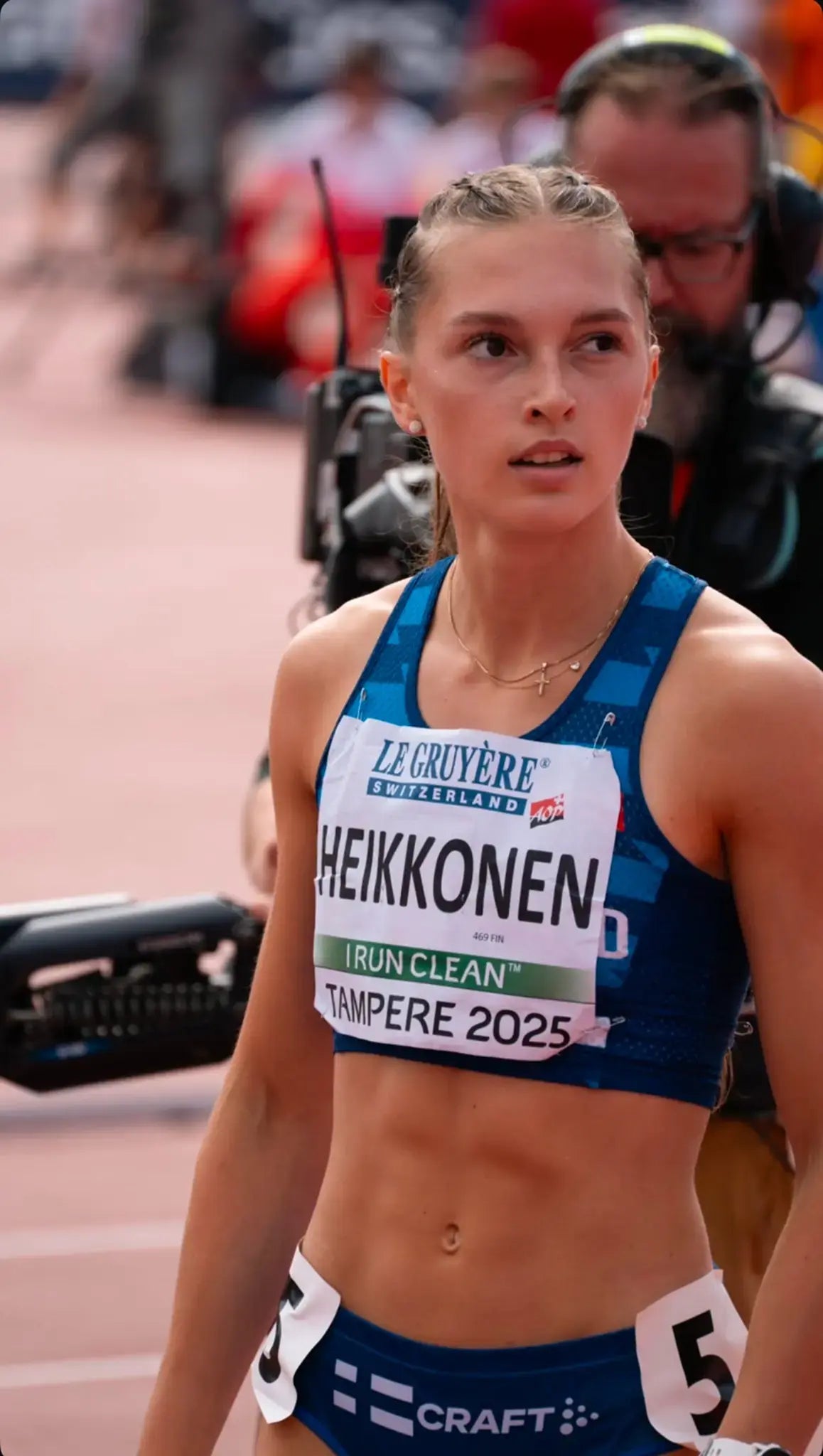 Yleisurheilija Mila Heikkonen kilpailussa. 