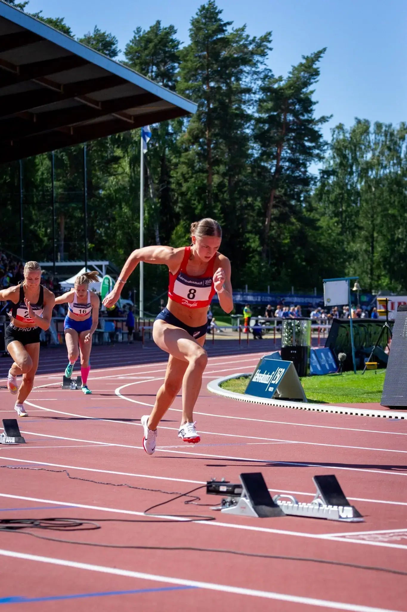 Yleisurheilija Mila Heikkonen juoksemassa kilpailussa. 