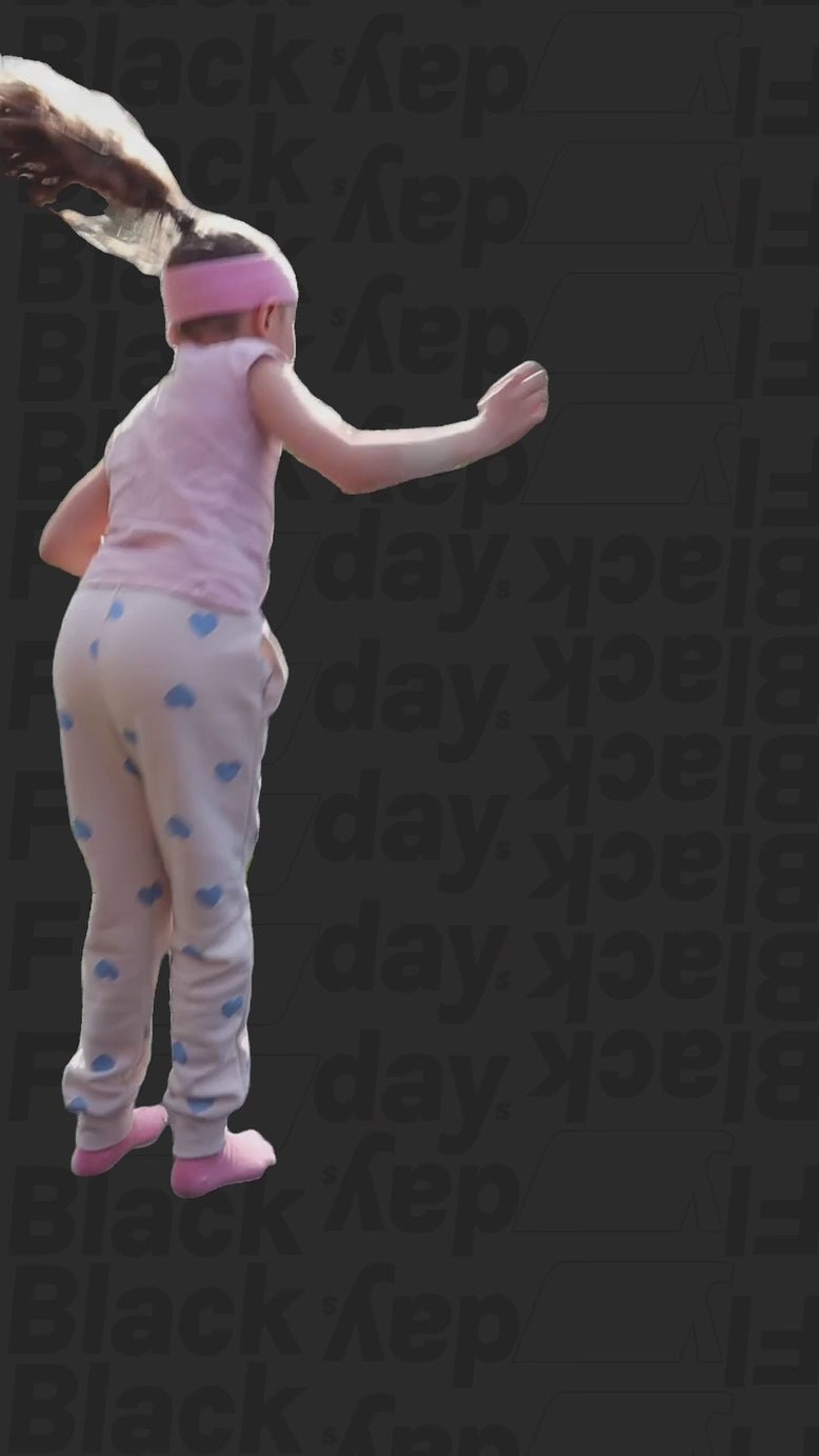 Video, jossa pikkutyttö Acon-päänauha päässä hyppelee mustalla taustalla, jossa Black Flydays -kuvio.