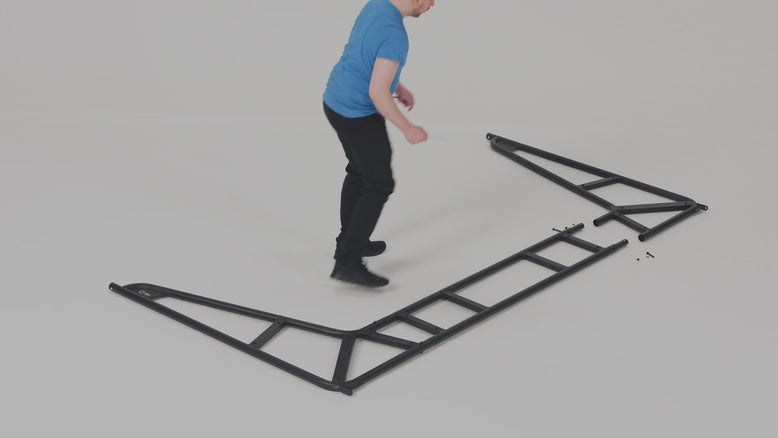 Automaattisesti toistuva video, jossa ACON X -trampoliinin kokoaminen näkyy nopeutettuna alusta loppuun.