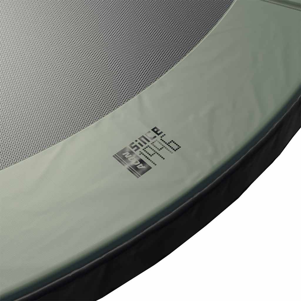 Yksityiskohta ACON Air Trampoliinin pehmusteessa olevasta since 1996 logosta.