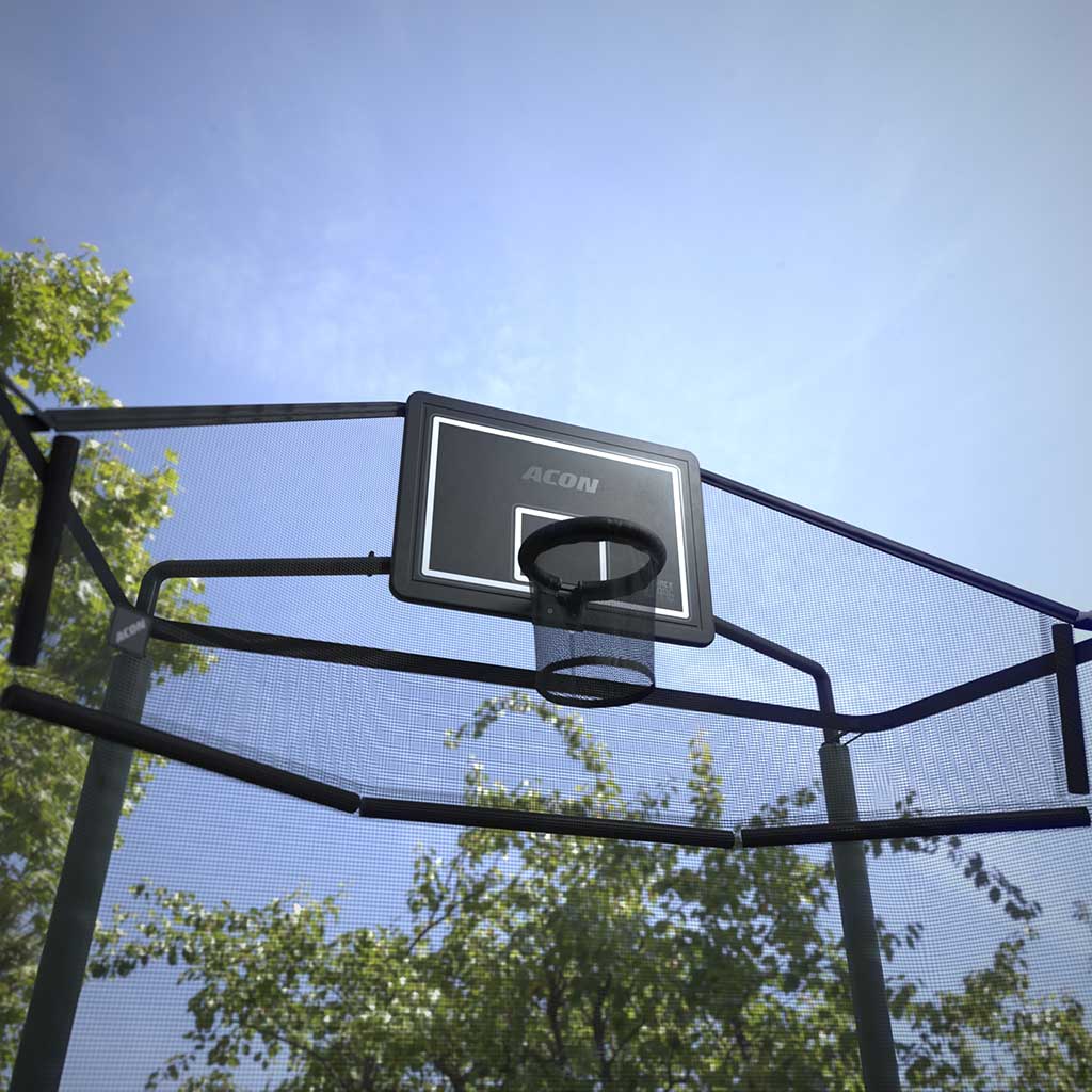 Acon koripallotelineen taustaverkko asennettuna suorakulmaiseen trampoliiniin