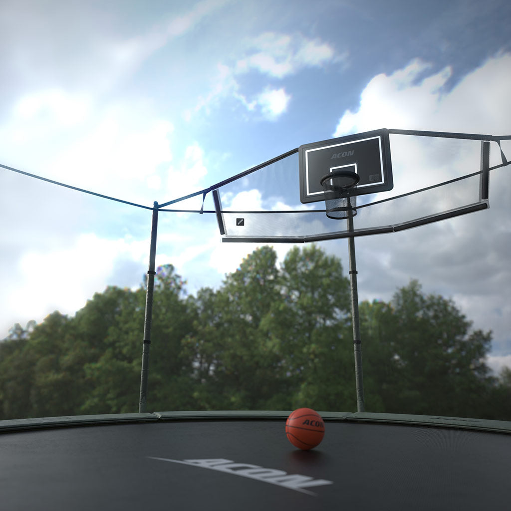 Acon koripallotelineen taustaverkko asennettuna pyöreään trampoliiniin