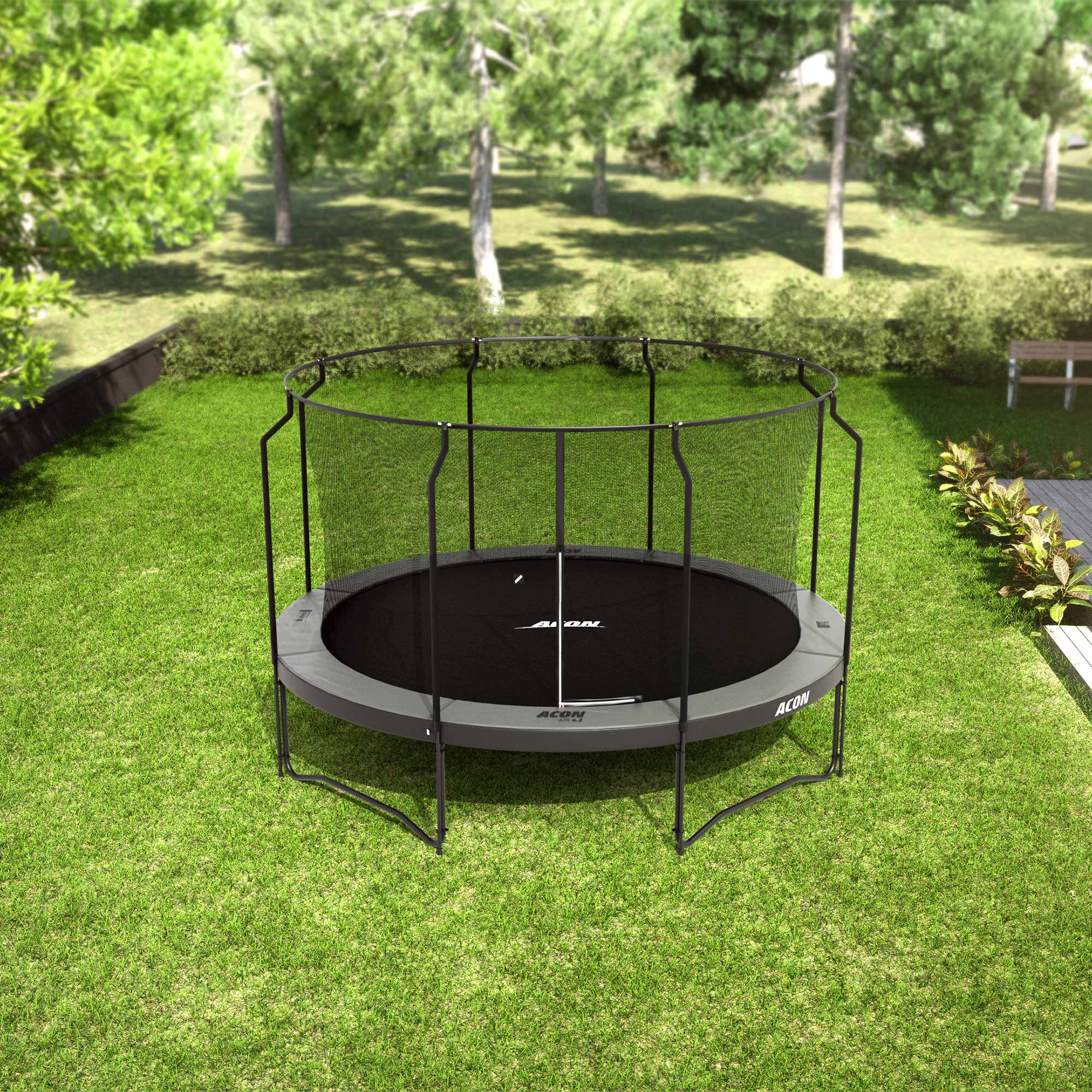 ACON Air 4,3m musta trampoliini Premium-turvaverkolla takapihalla.