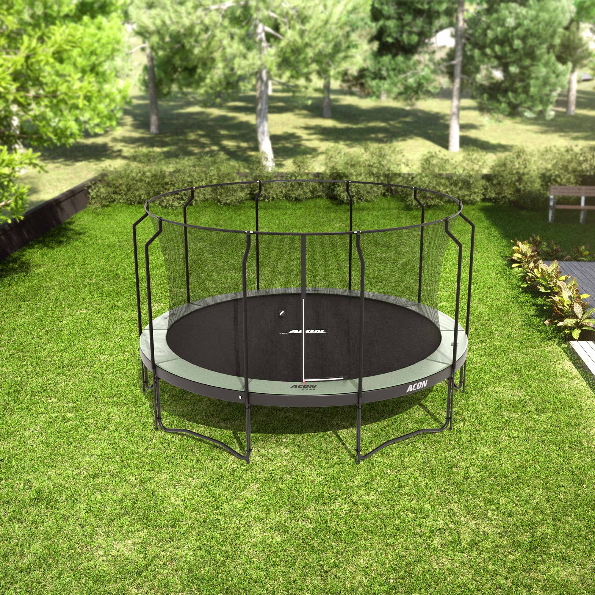 ACON Air 4,6m  trampoliini Premium turvaverkolla takapihalla.