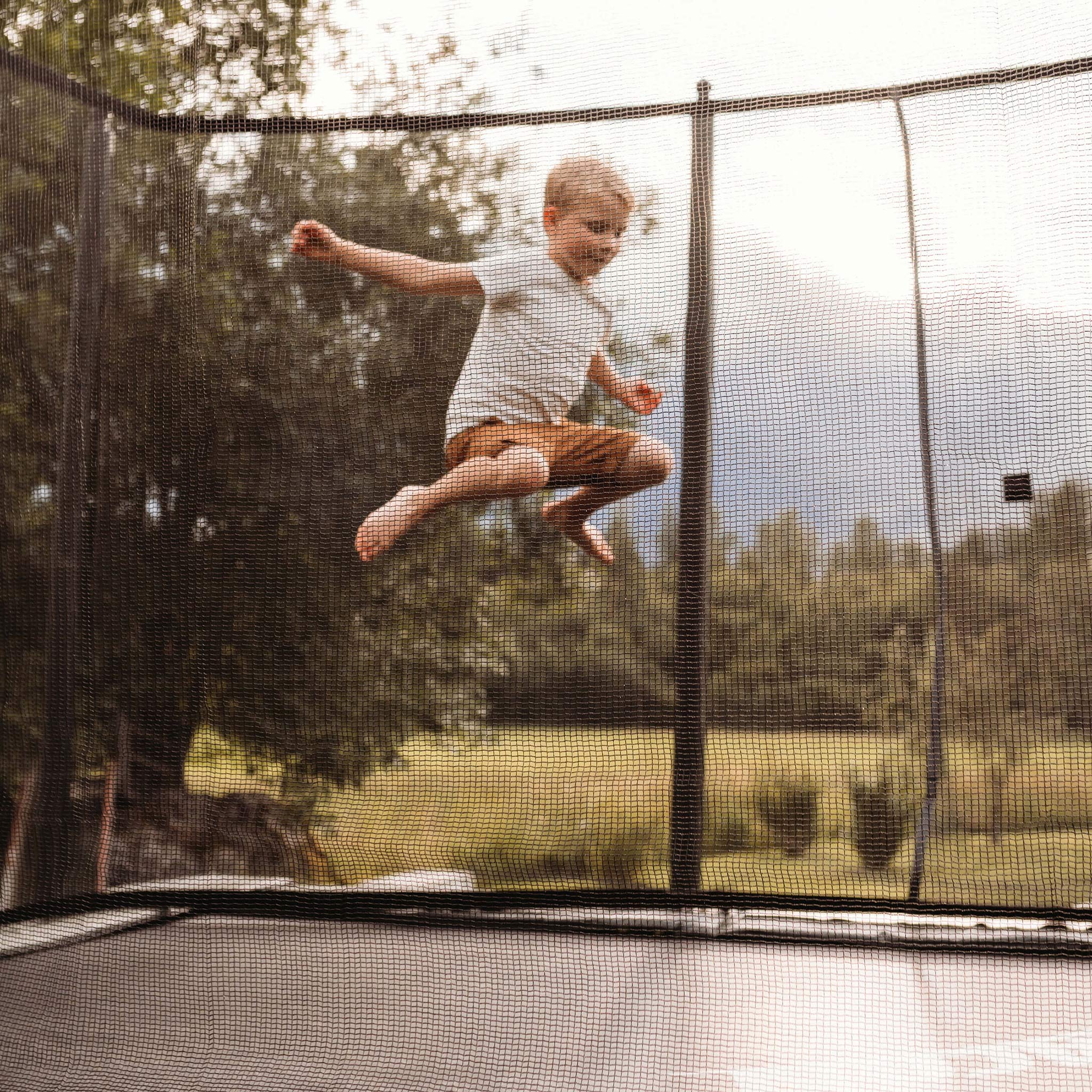 Poika hyppii ACON Air 16 Sport HD -trampoliinilla.