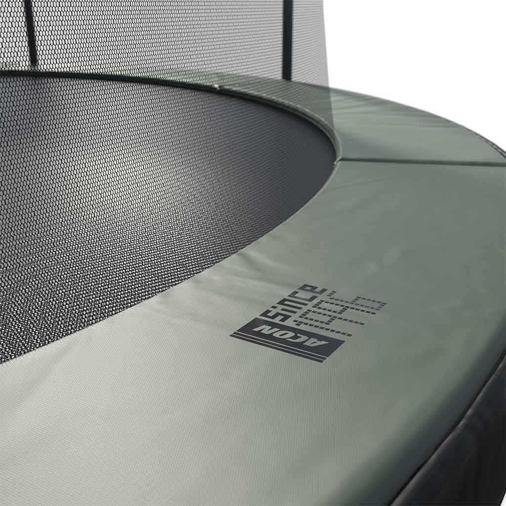 Yksityiskohta ACON Air 4,6m trampoliinista Premium -turvaverkolla, yksityiskohta turvapehmusteesta.